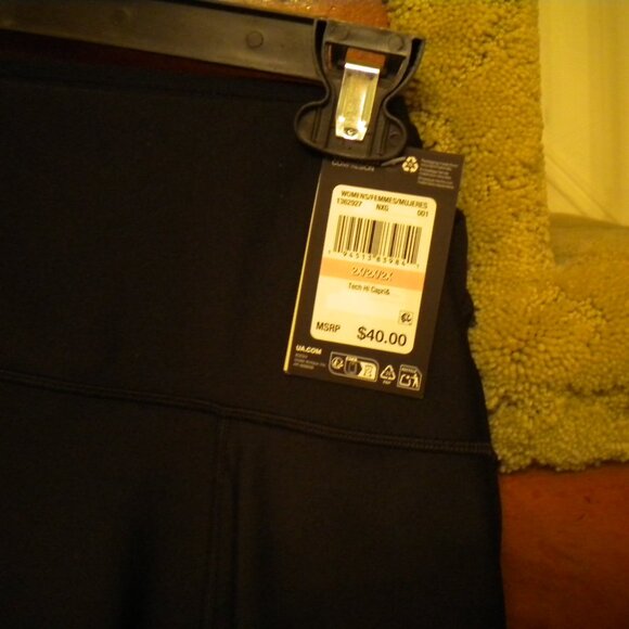 UNDER ARMOUR Compression Capri Leggings/Tights - Picture 2 of 2